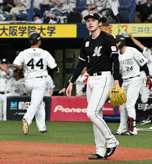 オリックス対ロッテ　2回裏オリックス1死二塁、佐々木朗（右）は、味方の失策で先制を許す。左は生還する頓宮（撮影・石井愛子）＝2023年6月27日、京ラドーム大阪