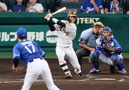 阪神対中日　3回裏阪神2死三塁、中野は右へ適時打を放つ。投手は柳（撮影・加藤哉）