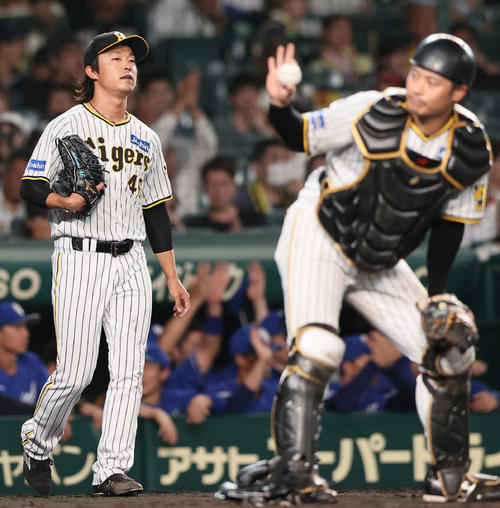 阪神対中日　10回表中日2死二塁、島本（左）は岡林に決勝の右適時三塁打を浴びる（撮影・上山淳一）