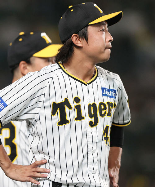 阪神対中日　10回表に登板し途中降板した阪神島本はベンチ前で悔しげにグラウンドを見つめる（撮影・上山淳一）