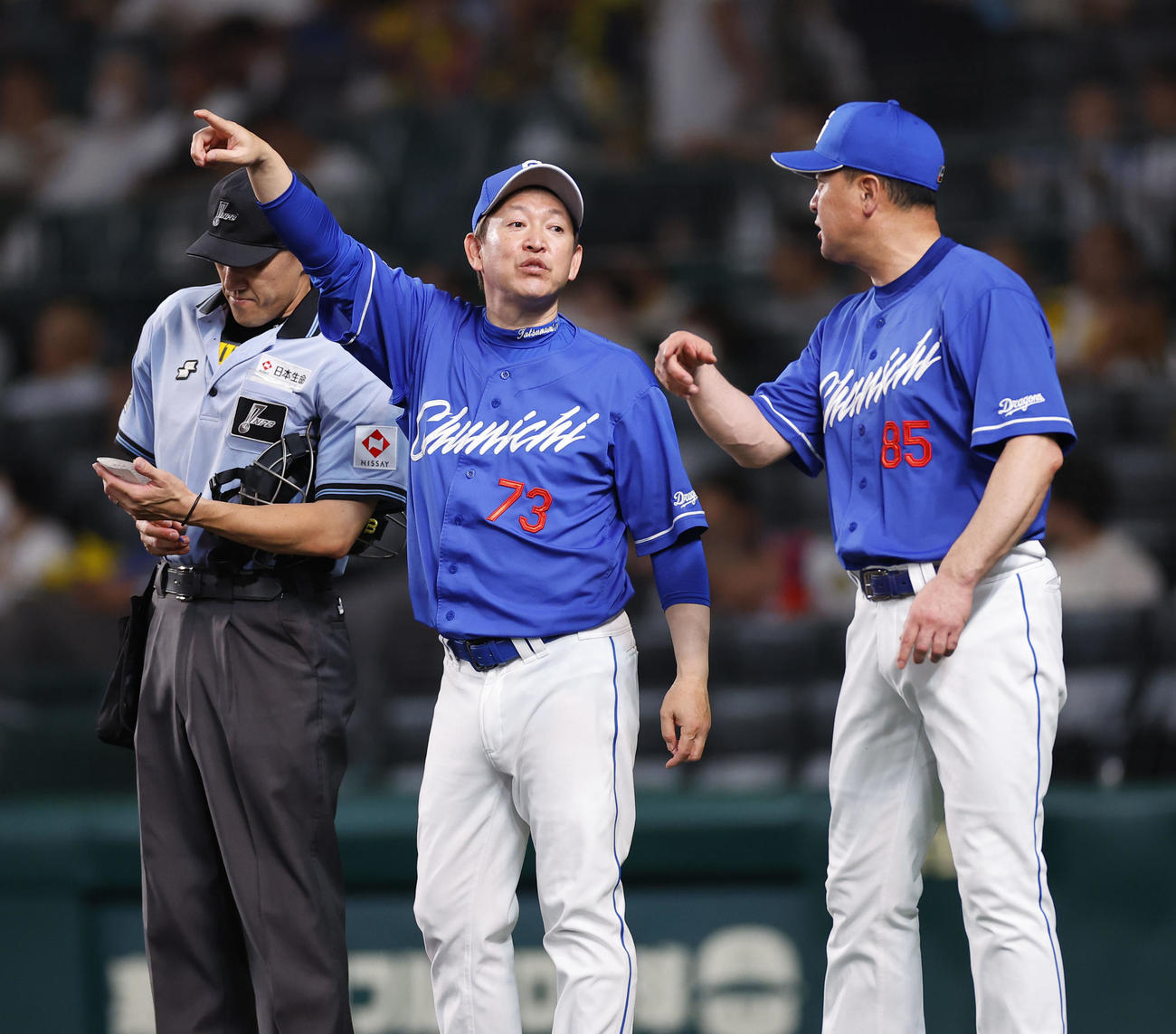 阪神対中日　8回、交代を告げる中日立浪監督（中央）（撮影・藤尾明華）