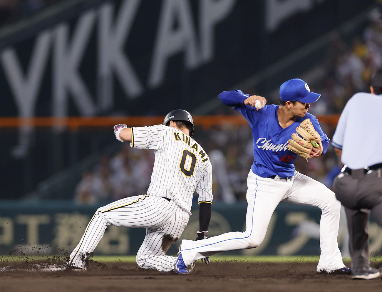阪神対中日　4回裏阪神無死一塁、村上の投ゴロで二塁手龍空が一塁手木浪を二封、一塁へ送球し併殺とする（撮影・藤尾明華）