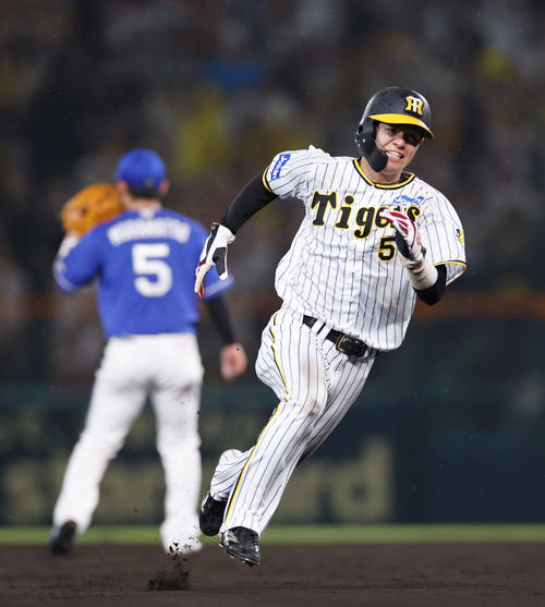 阪神対中日　7回裏阪神1死一塁、渡辺諒の右越え適時二塁打で一気に生還を狙う中野（撮影・藤尾明華）