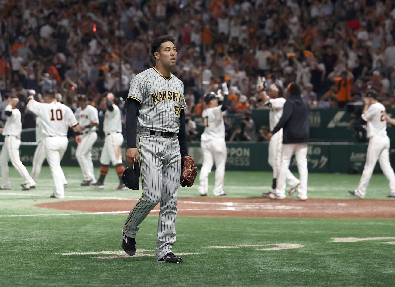 巨人対阪神　10回裏2死、岸田にサヨナラ本塁打を浴びた加治屋は肩を落としてベンチに引き揚げる（撮影・上田博志）