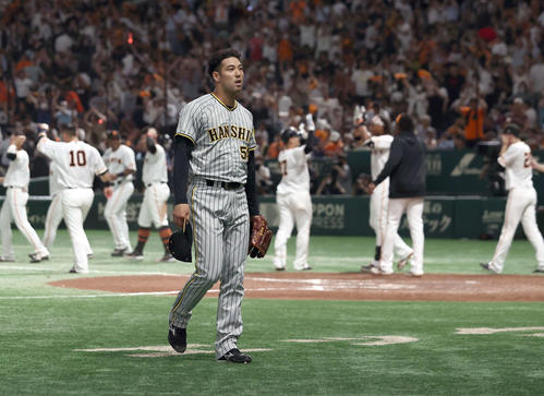 巨人対阪神　10回裏2死、岸田にサヨナラ本塁打を浴びた加治屋は肩を落としてベンチに引き揚げる（撮影・上田博志）