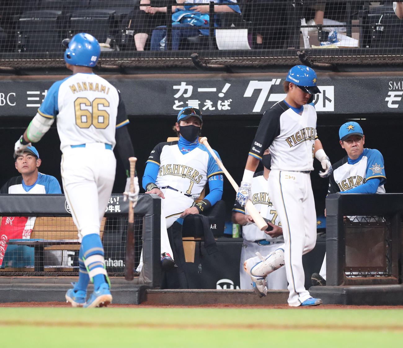 日本ハム対オリックス　ベンチからグラウンドを見つめる日本ハム新庄監督（中央）（撮影・佐藤翔太）