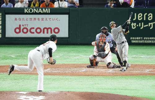 巨人対阪神　9回表阪神2死一、二塁、梅野の打球が三塁手岡本和の適時失策を誘う。投手横川（撮影・足立雅史）