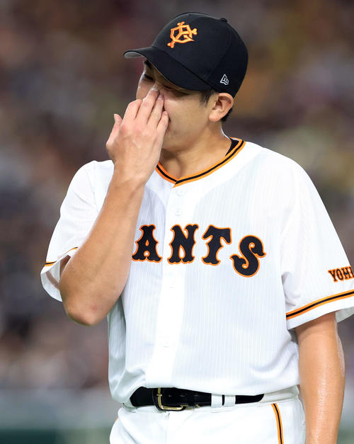 巨人対阪神　先制点を許して、悔しそうに汗をぬぐい引き揚げる菅野（撮影・浅見桂子）