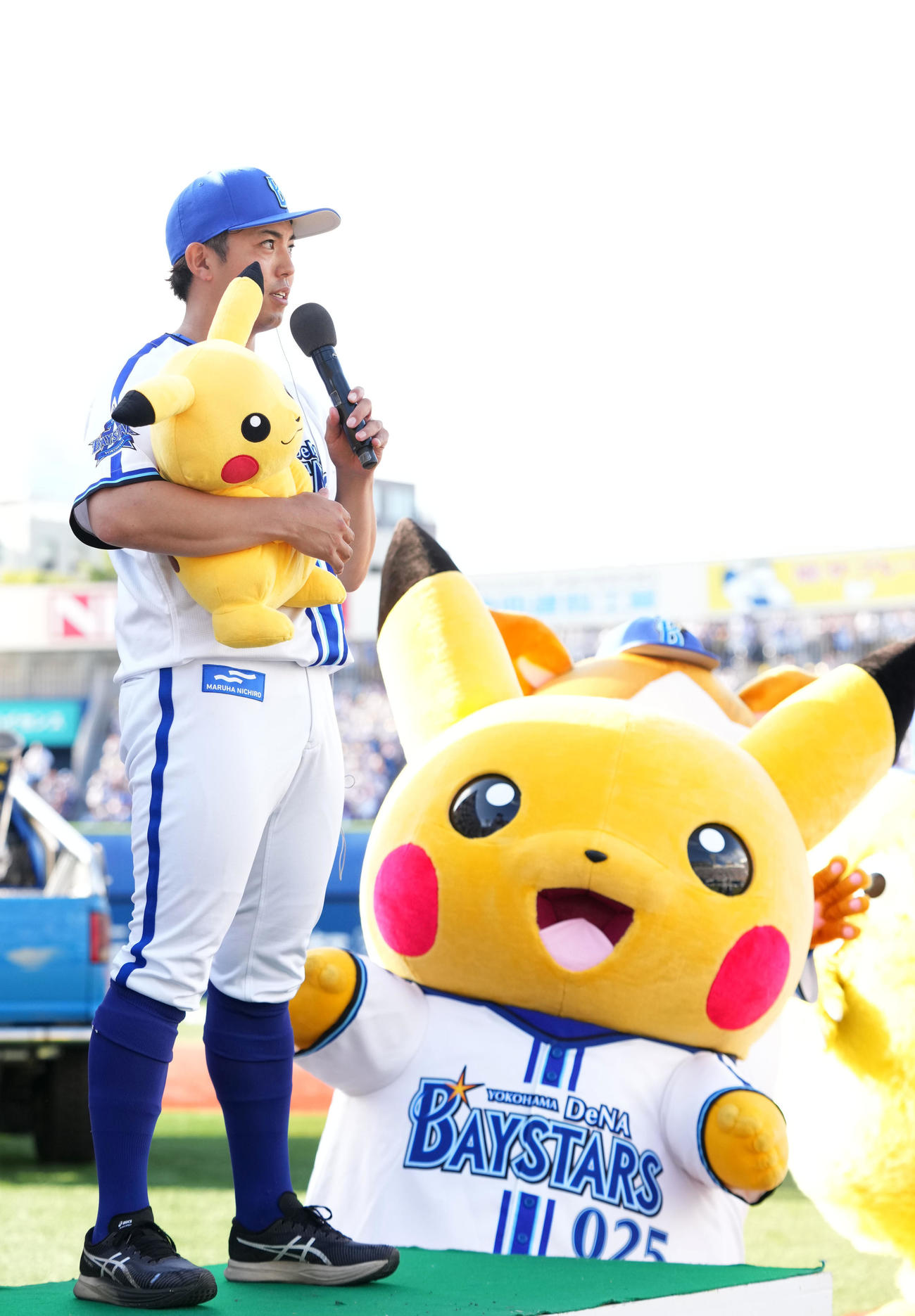 DeNA対中日　ピカチュウが見つめる中、ヒーローインタビューで声援に応えるDeNA東（中央）（撮影・横山健太）