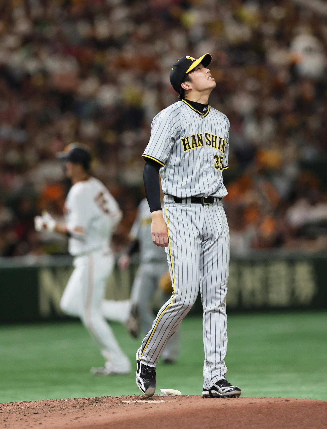 巨人対阪神　4回裏巨人無死、秋広（後方）に右中間へ本塁打を浴びた才木（撮影・足立雅史）