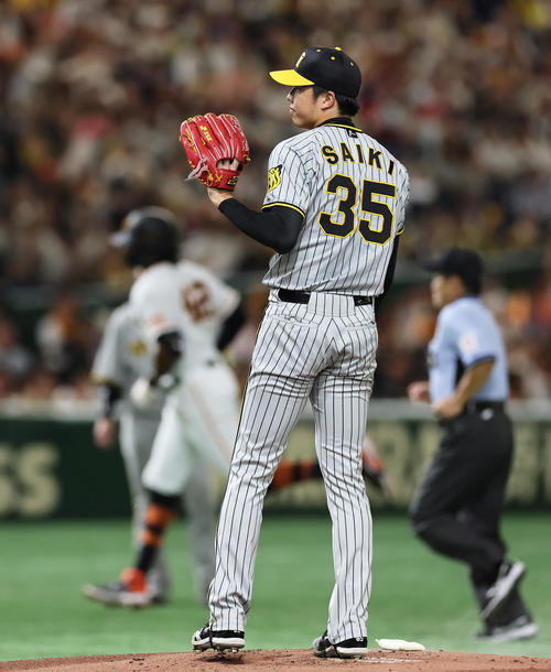 巨人対阪神　1回裏巨人無死、ブリンソン（後方）に右越え先頭打者本塁打を浴びた才木（撮影・足立雅史）