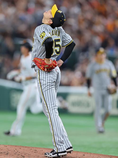 巨人対阪神　4回裏巨人無死、秋広（左）に右越え同点本塁打を浴び、のけぞって悔しがる才木（撮影・上田博志）
