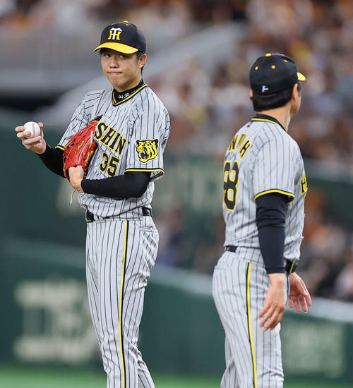 巨人対阪神　4回表阪神1死一、二塁、安藤コーチ（右）の言葉にうなずく才木（撮影・上田博志）