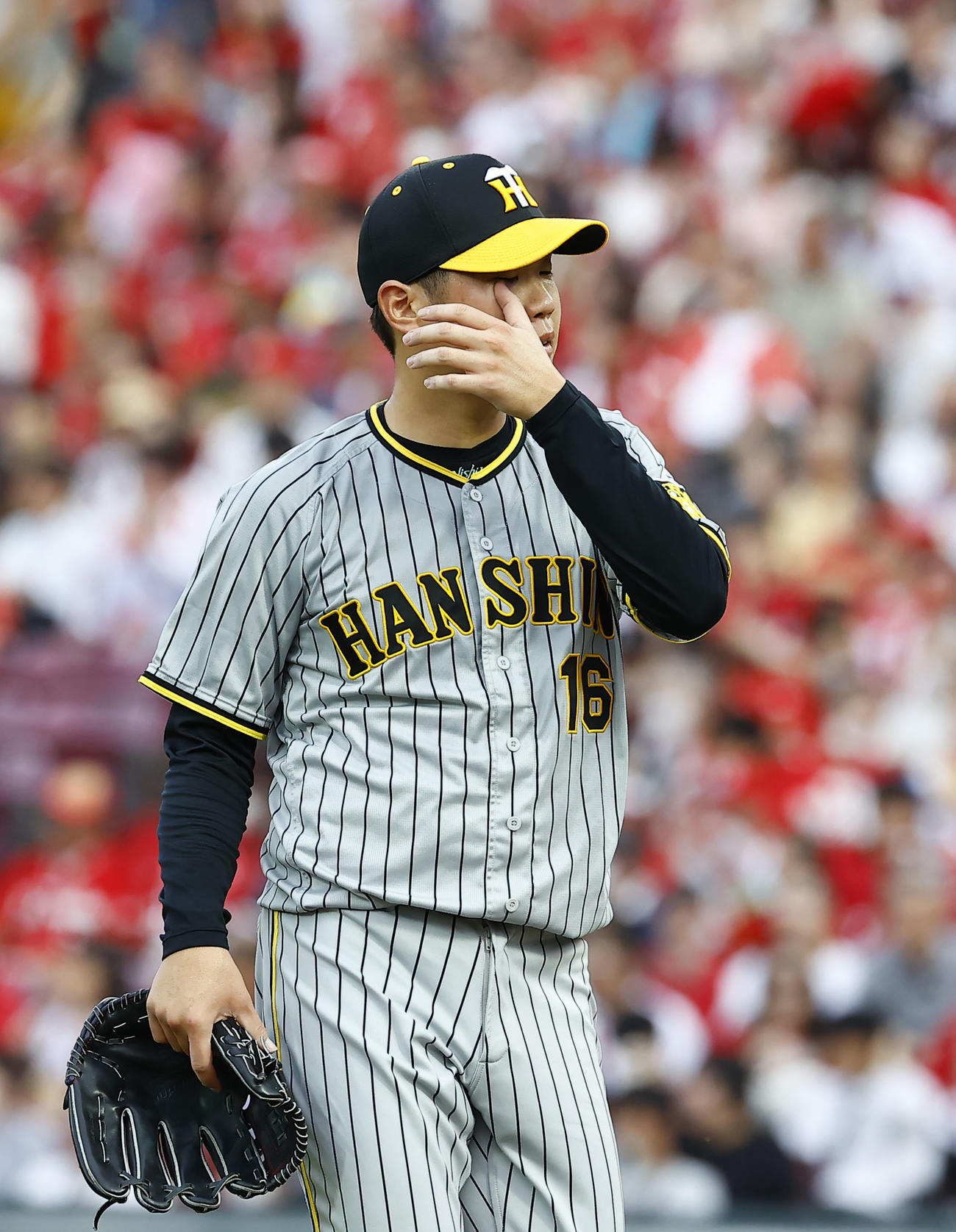 広島対阪神　広島対阪神　1回裏広島に5失点し、ベンチに戻る阪神西勇（撮影・藤尾明華）