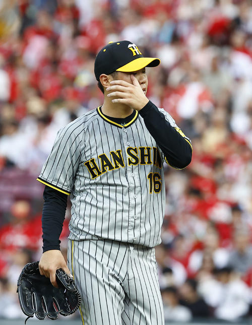 広島対阪神　広島対阪神　1回裏広島に5失点し、ベンチに戻る阪神西勇（撮影・藤尾明華）
