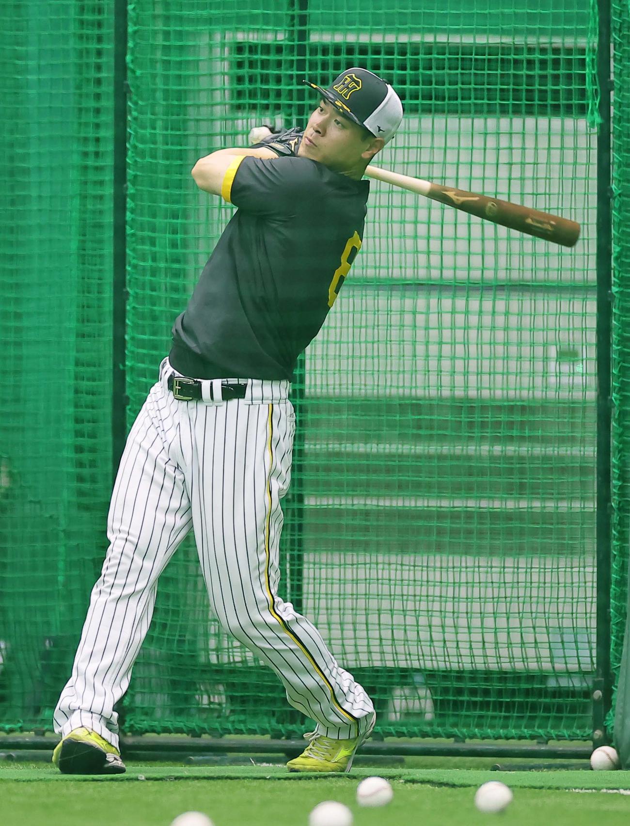 フリー打撃練習をする佐藤輝（撮影・上田博志）