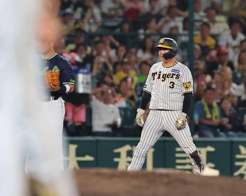 阪神対ヤクルト　6回裏阪神1死二、三塁、ミエセスの中飛の時、三進に失敗し塁上で立ち尽くす大山（撮影・上田博志）