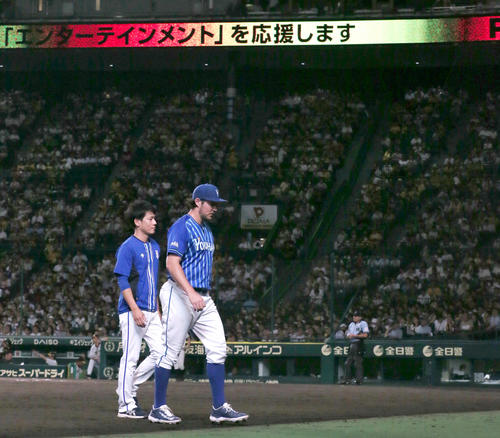 阪神対DeNA 8回裏阪神1死、バウアー（手前）は前川に右二塁打を浴び降板となる（撮影・上山淳一）