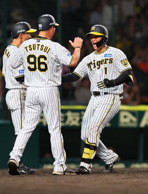 阪神対DeNA 8回裏阪神無死一塁、森下（右）は右中間へ同点本塁打を放つ（撮影・上田博志）