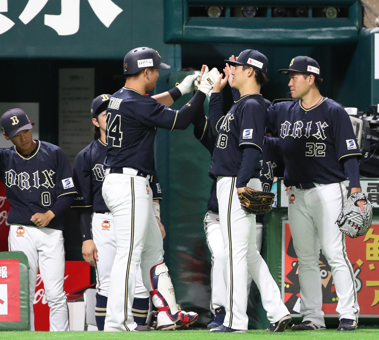 ソフトバンク対オリックス　6回表オリックス2死、頓宮は左中間に本塁打を放ちナインとハイタッチ（撮影・梅根麻紀）