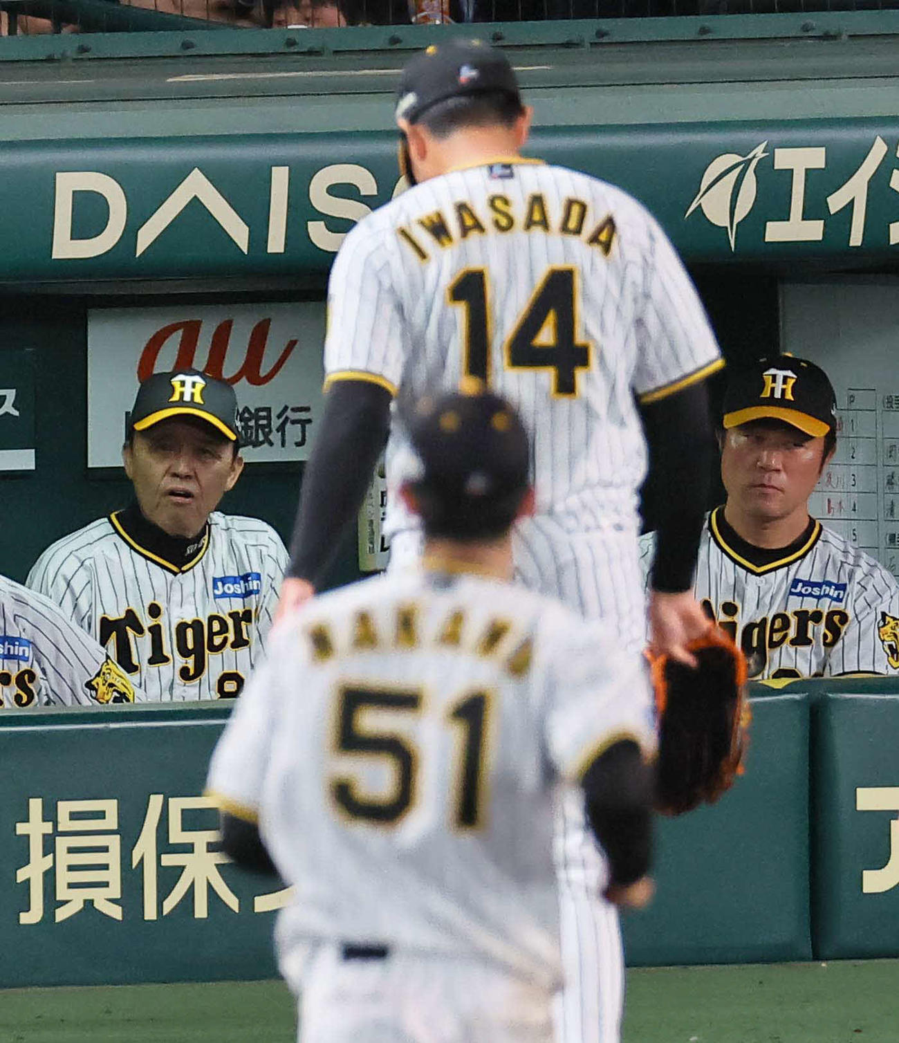 阪神対中日　岡田監督（左）は9回に同点に追いつかれ厳しい表情を見せる。中央は岩貞（撮影・上田博志）