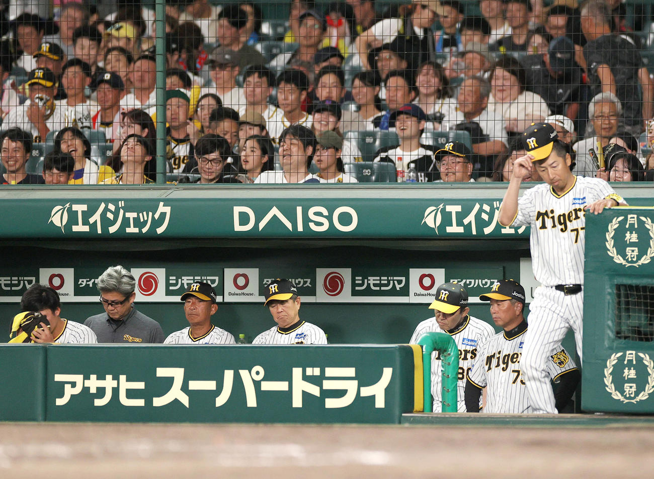阪神対中日　中日に敗戦を喫し、ガックリする阪神岡田監督（右から3人目）ら（撮影・上山淳一）