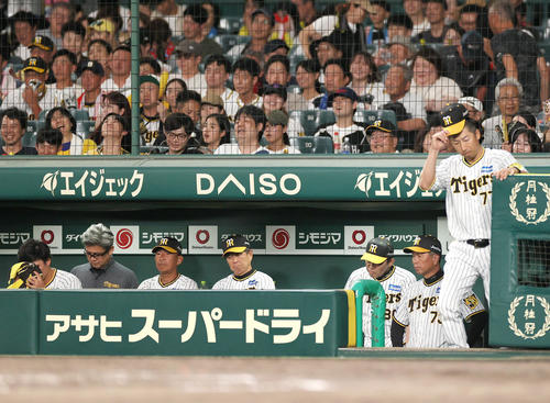 阪神対中日　中日に敗戦を喫し、ガックリする阪神岡田監督（右から3人目）ら（撮影・上山淳一）