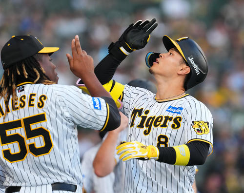 阪神対中日　1回裏阪神2死一、二塁、先制3点本塁打を放ちミエセス（左）とポーズをとる佐藤輝（撮影・藤尾明華）