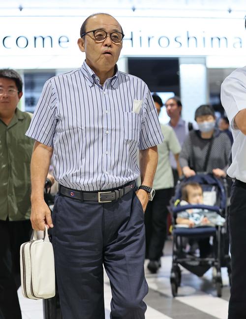 オールスターを終え新幹線で移動する阪神・岡田監督（撮影・上田博志）