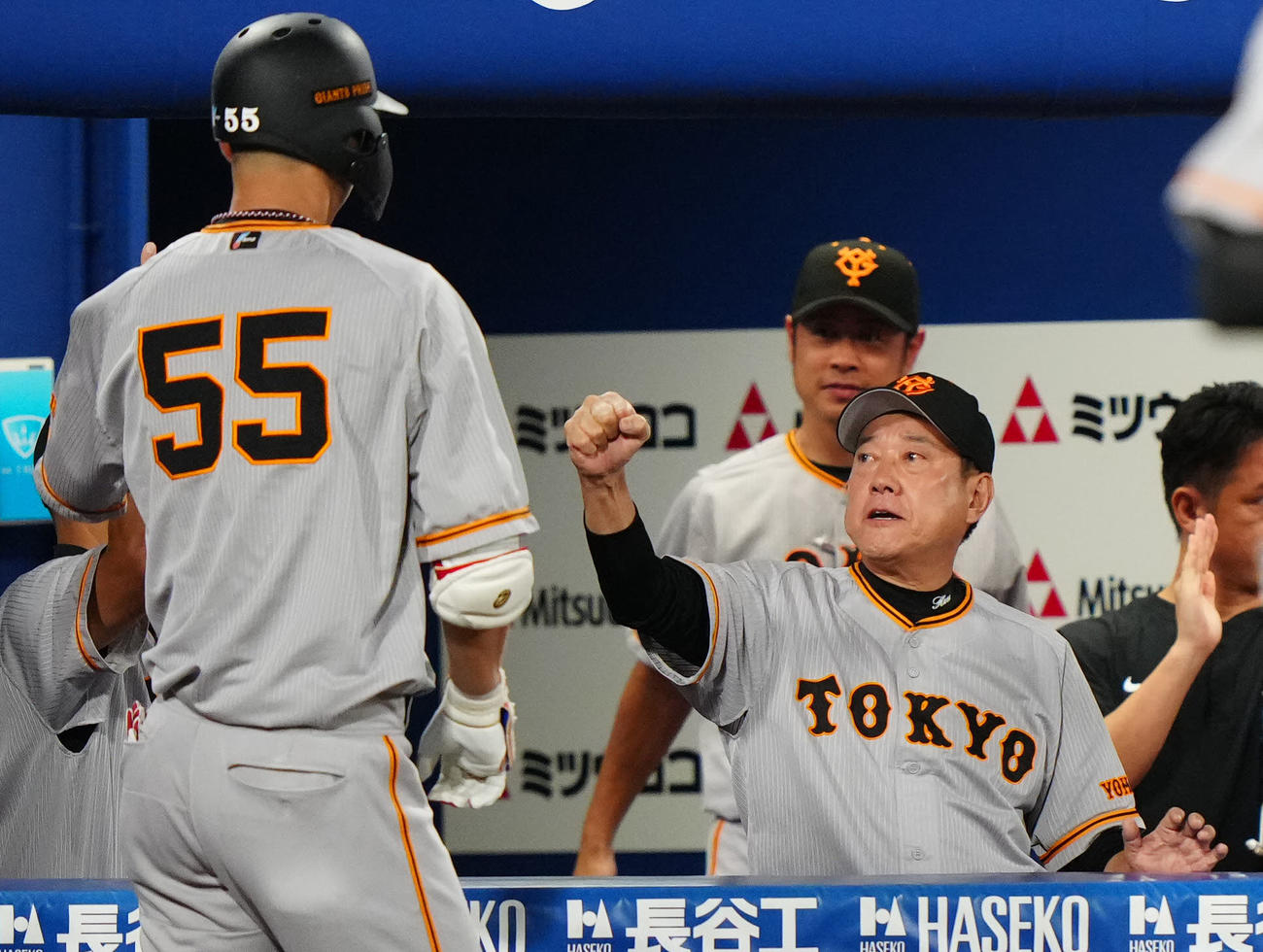 DeNA対巨人　8回表巨人1死二塁、2点本塁打の秋広（左）とタッチを交わす原監督（撮影・江口和貴）