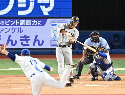 DeNA対巨人　8回表巨人1死二塁、秋広は右越え2点本塁打を放つ。投手伊勢（撮影・山崎安昭）