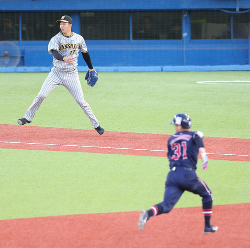 ヤクルト対阪神　1回裏ヤクルト無死一塁、けん制悪送球で一走山崎に三塁進塁を許す青柳（撮影・河田真司）