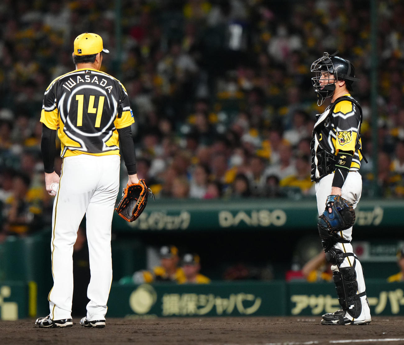 阪神対巨人　7回表、言葉を交わす阪神3番手の岩貞（左）と捕手梅野（撮影・江口和貴）