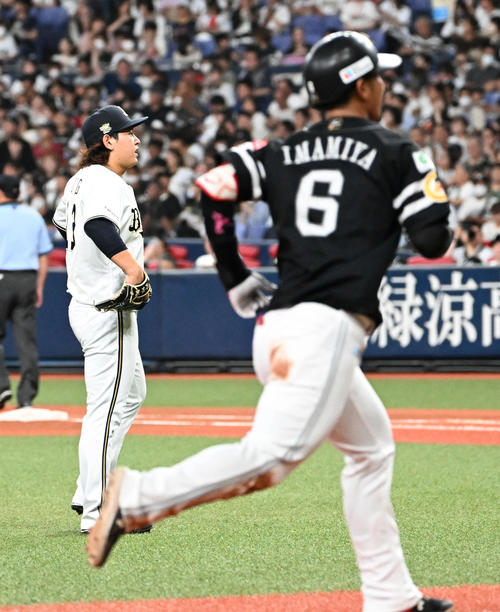 オリックス対ソフトバンク　4回表ソフトバンク無死、宮城（左）は今宮（右）に本塁打を放たれる（撮影・石井愛子）
