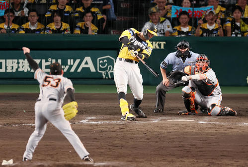 阪神対巨人　7回裏阪神1死一、二塁、佐藤輝は左翼へ適時打を放つ。投手高梨（撮影・加藤哉）