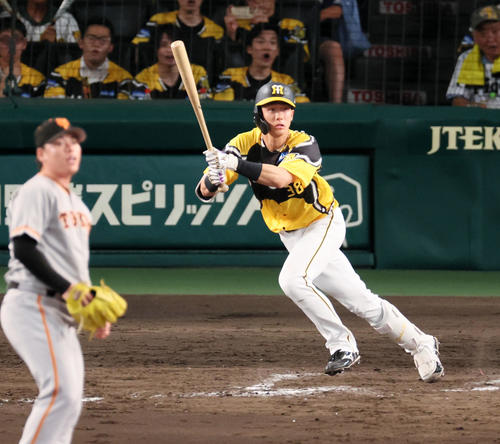 阪神対巨人　7回裏阪神2死一、三塁、小幡は左翼へ適時三塁打を放つ。投手高梨（撮影・加藤哉）