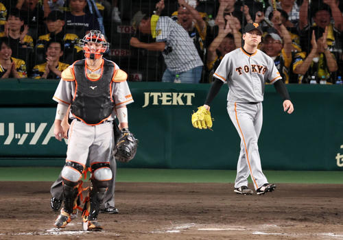 阪神対巨人　7回裏阪神1死満塁、高梨は坂本に中犠飛を許し勝ち越される（撮影・加藤哉）