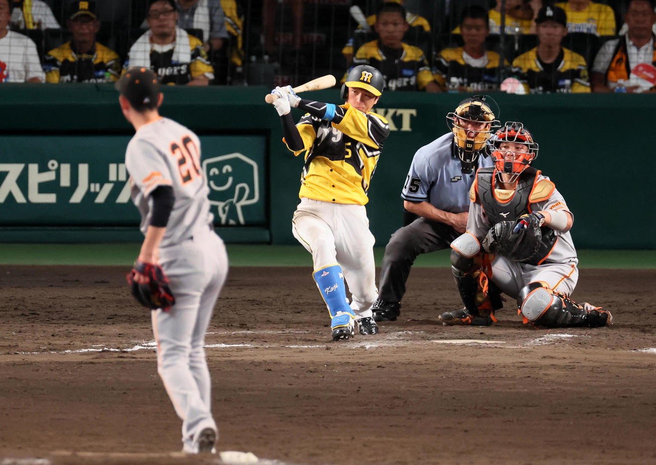 阪神対巨人　7回裏阪神2死一塁、近本は右前打を放つ。投手は戸郷（撮影・加藤哉）