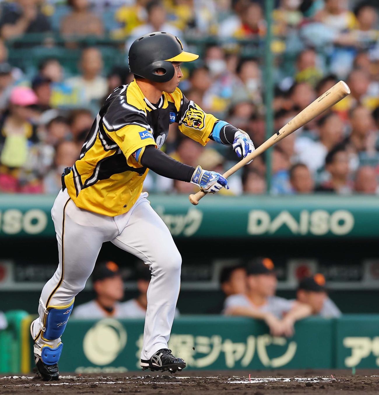 阪神対巨人　1回裏阪神無死、近本は左前打を放つ（撮影・上田博志）