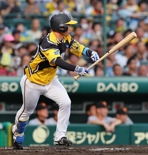阪神対巨人　1回裏阪神無死、近本は左前打を放つ（撮影・上田博志）