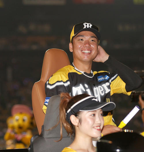 阪神対広島　試合後の場内1周でファンの歓声に笑顔を見せる村上（撮影・上山淳一）