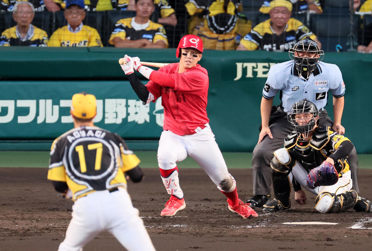 阪神対広島　3回表広島1死二塁、小園は右適時打を放つ。投手青柳（撮影・加藤哉）