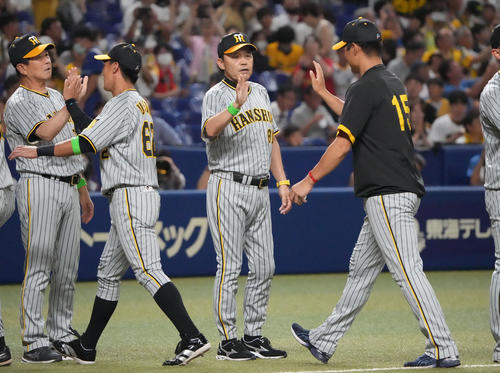 中日対阪神　試合終了、西純らナインを迎える岡田監督（右から2人目）（撮影・森本幸一）