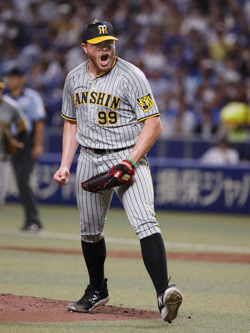 中日対阪神　3回裏中日2死一、二塁、ビーズリーは細川を三振に仕留め雄たけびを上げる（撮影・藤尾明華）