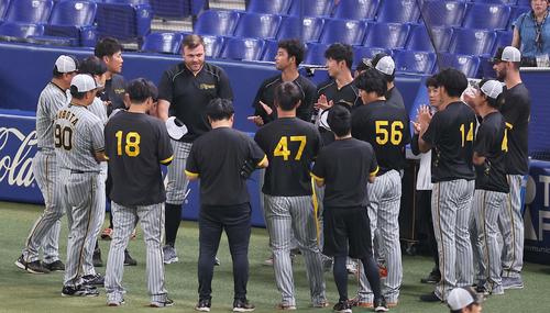 中日対阪神　1軍合流と第1子誕生に拍手を贈られて笑顔を見せるビーズリー（中央左）（撮影・上田博志）