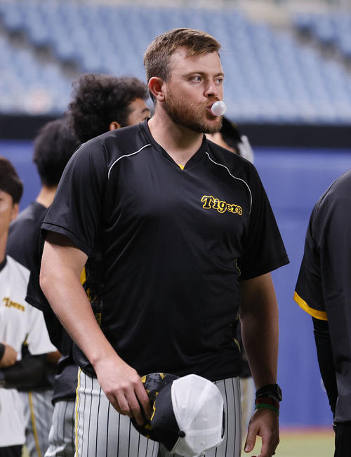 中日対阪神　リラックスした表情を見せる先発予定の阪神ビーズリー（撮影・藤尾明華）