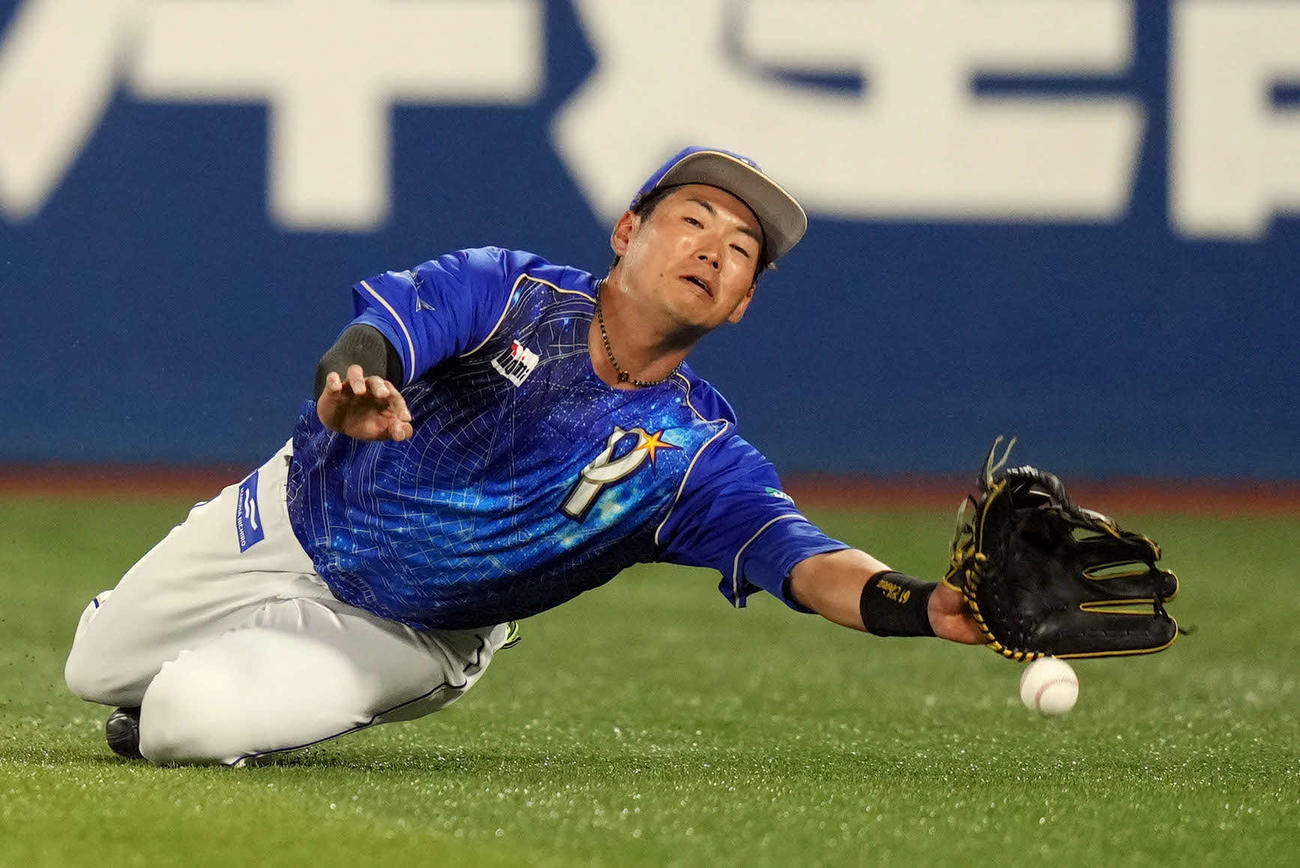 DeNA対阪神　8回表阪神2死三塁、ノイジーの打球に突っ込む蝦名だが、惜しくもキャッチできず適時打を許す（撮影・狩俣裕三）