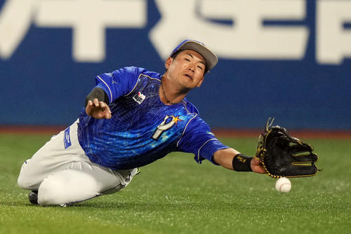DeNA対阪神　8回表阪神2死三塁、ノイジーの打球に突っ込む蝦名だが、惜しくもキャッチできず適時打を許す（撮影・狩俣裕三）