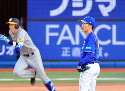 DeNA対阪神　3回表阪神2死一、二塁、青柳に右適時打を許し、打球を見つめる大貫（撮影・浅見桂子）
