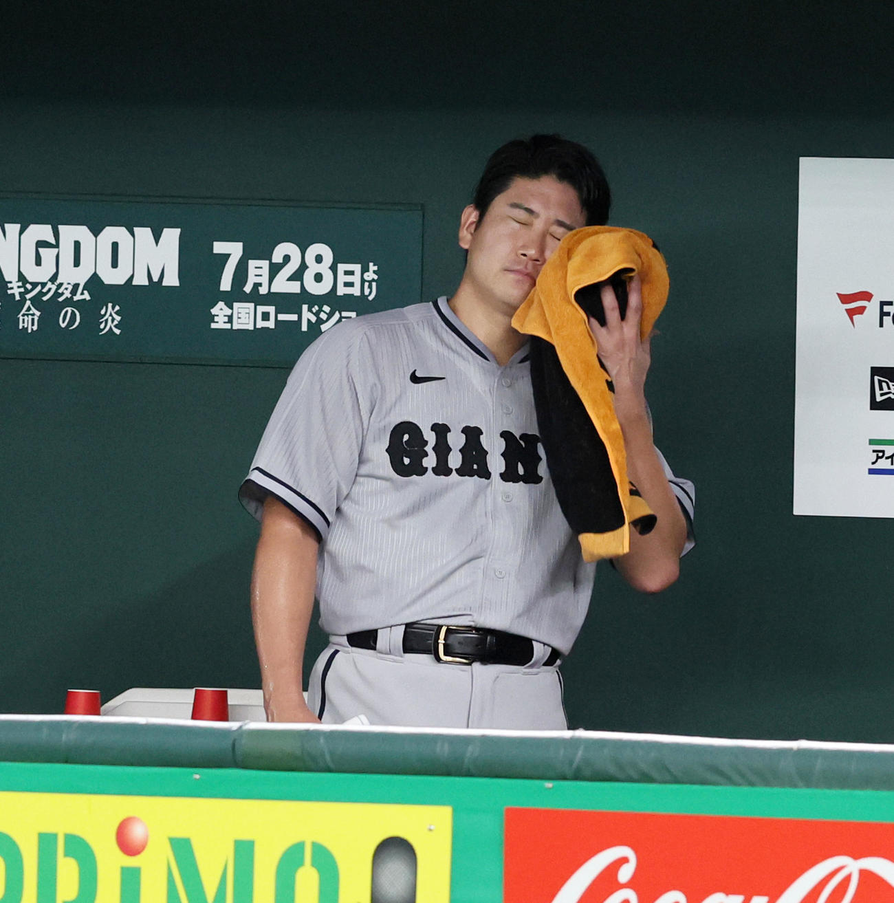 巨人対阪神　3回表阪神2死一、二塁、巨人先発菅野は打者近本を迎えた所で降板となりベンチで汗を拭く（撮影・加藤哉）